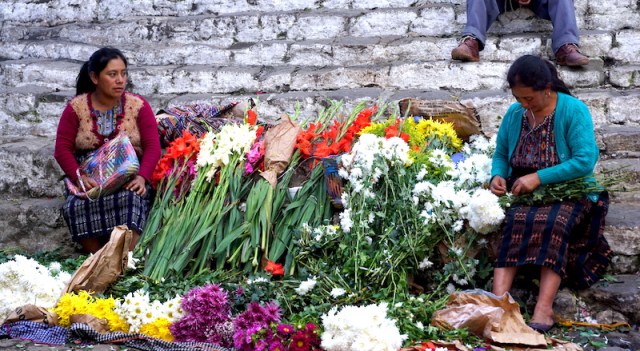 Chichicastenango, Mayan people, Iglesia Santo Tomas, Guatemala Itinerary, Chichicastenango, things to see in Chichicastenango, travel Guatemala, Elizabeth Around the World